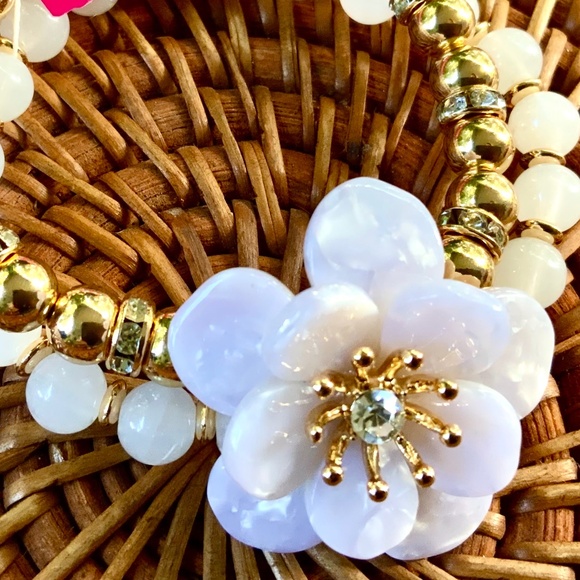 LILLY PULITZER  BRACELET 🩷FLOWER BLOOM WHITE/GOLD /CRYSTAL 🩷BEADED STRETCH - Picture 8 of 9